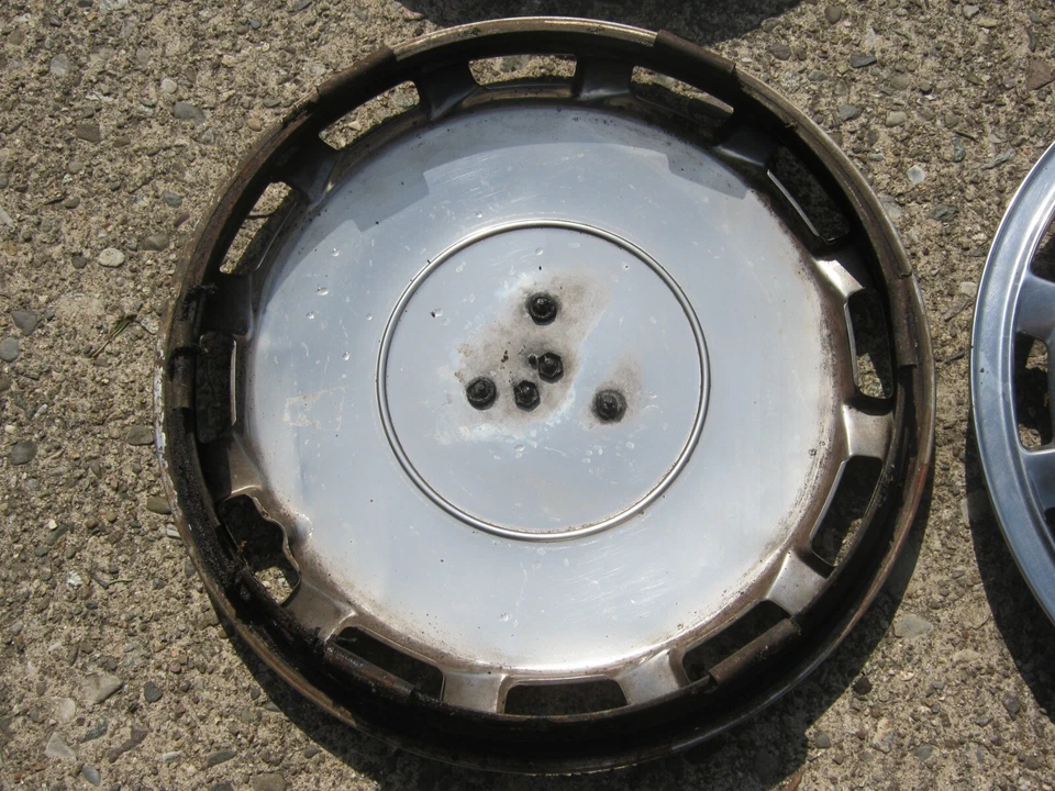 1989 to 1992 Cadillac 15 inch hubcaps wheel covers - Image 2 of 4