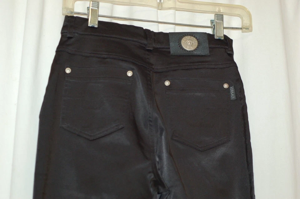 Calça jeans feminina Versace tamanho 26 alta costura preta algodão stretch perna reta - Imagem 3 de 4