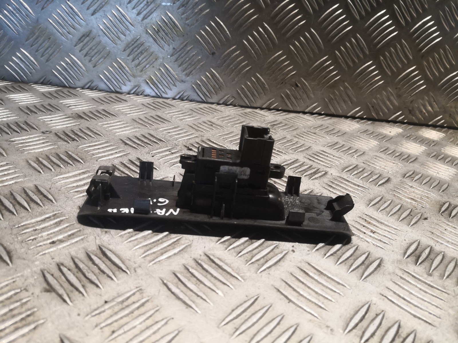 Rear Door Window Switch Right Nissan Navara D40 25411ea00a