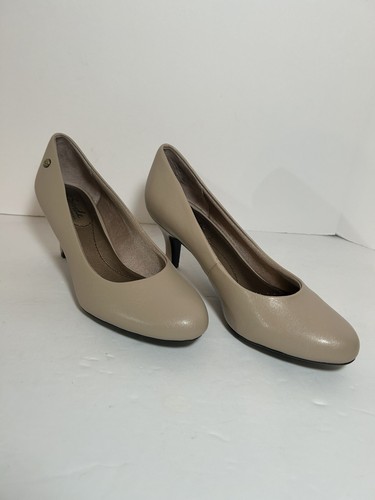 LifeStride Women Parigi Patent Leather Shoes Beige 2.5" Pump Heels SZ 6.5 M NEW! - Picture 3 of 13