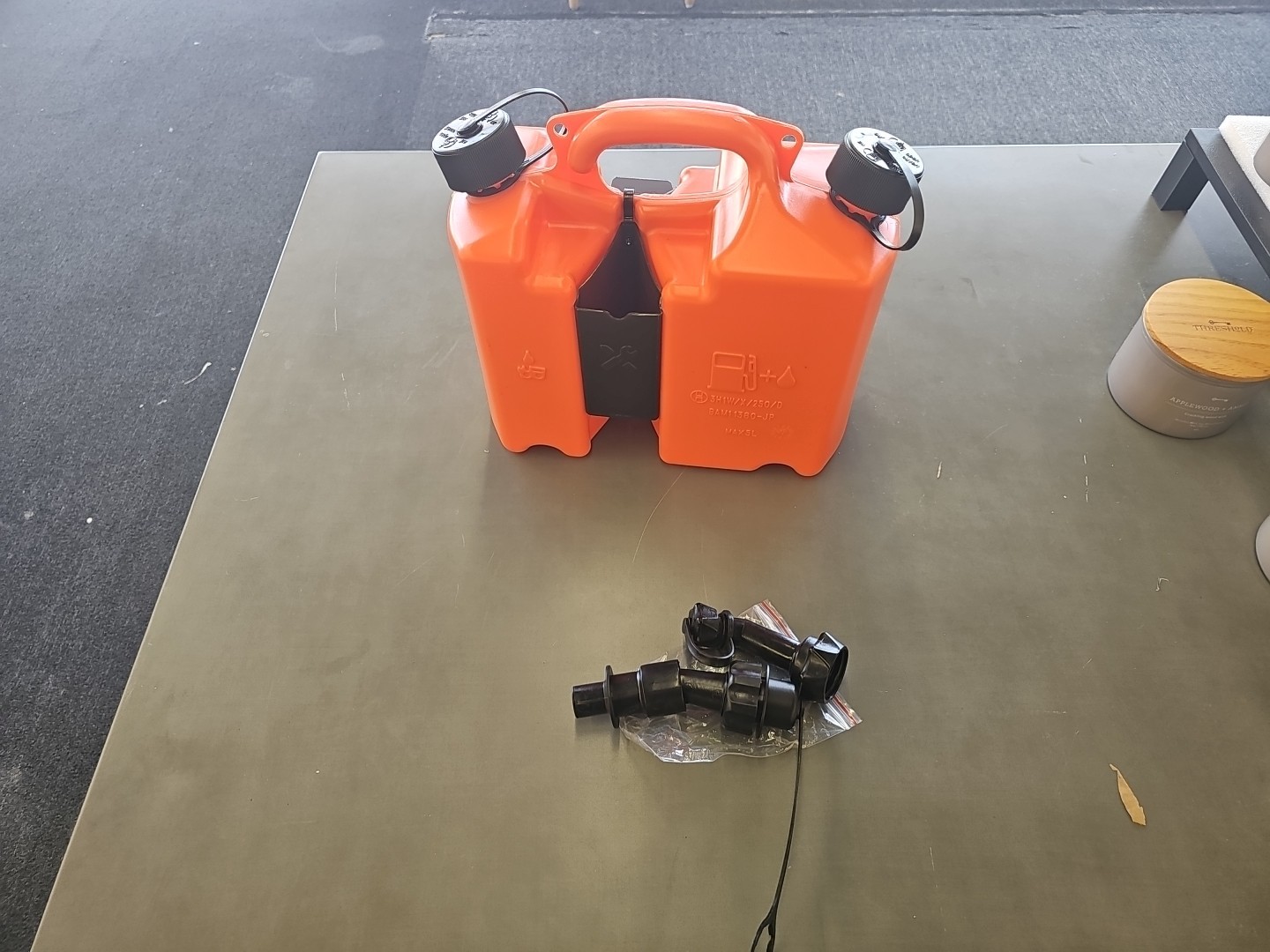 Practical 5L Oil Combi Can with Integrated Tool Carriers for Chainsaw Users