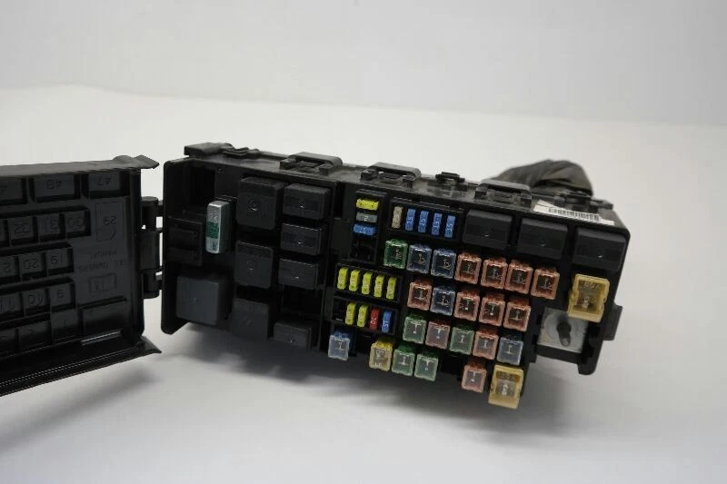 2003 Lincoln Aviator  Fuse Box Engine  - Image 3 of 4