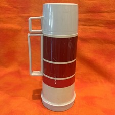 Termo vintage rojo y blanco con taza, aislante