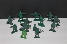 13 VINTAGE GREEN PLASTIC ARMY SOLDIERS 1-1.5" TALL