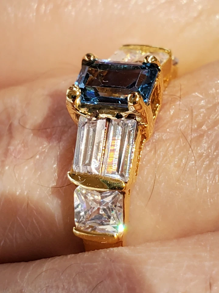 Anillo de oro amarillo macizo de 10kt con corte esmeralda y zafiro blanco de circón azul creado en laboratorio Foto 4 de 4