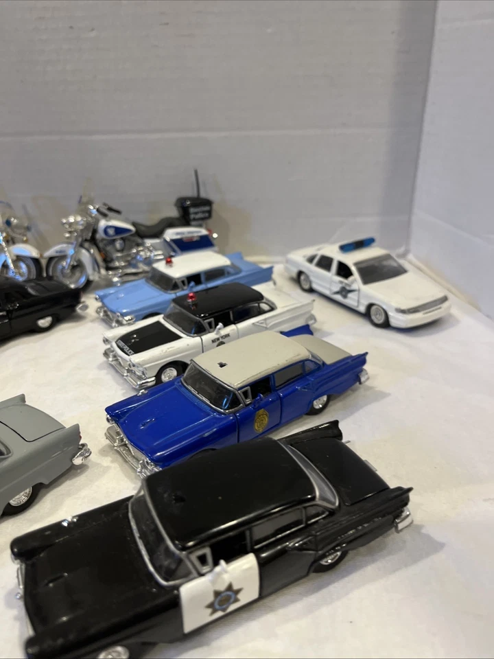 Lote grande de coches de policía Road Champs de colección más 2 motocicletas dicast y plástico Foto 4 de 4