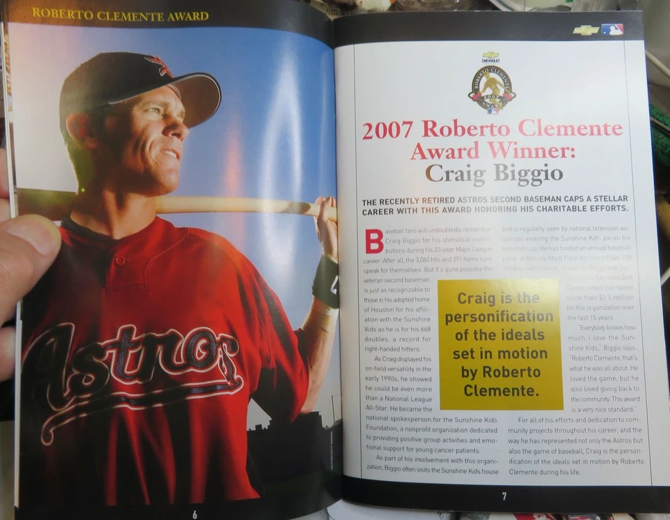 Roberto Clemente Award Winner 2007 program Craig Biggio Houston Astros - Image 3 of 4