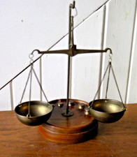Ancienne petite balance 7 poids trébuchet laiton ou cuivre socle en bois