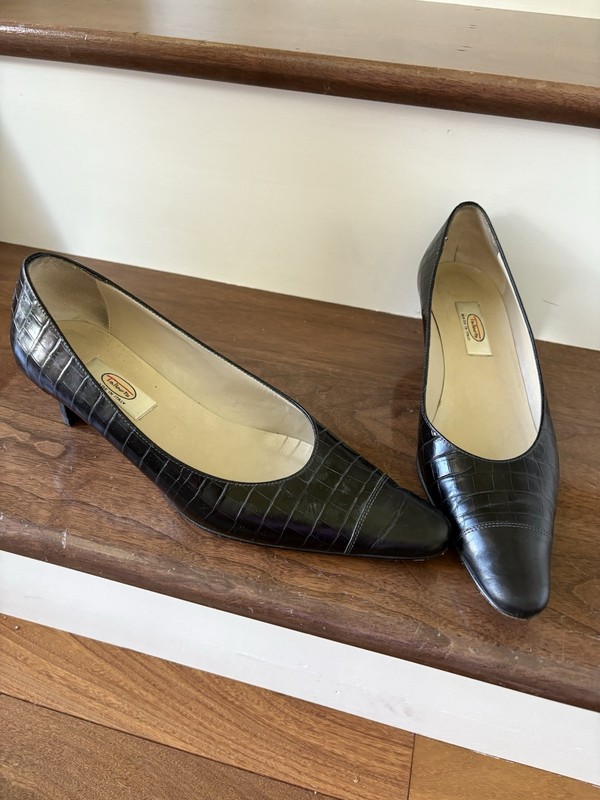 Talbots Size Women's 6.5  Black Patent Leather Classic Pumps Kitten Heels Shoes