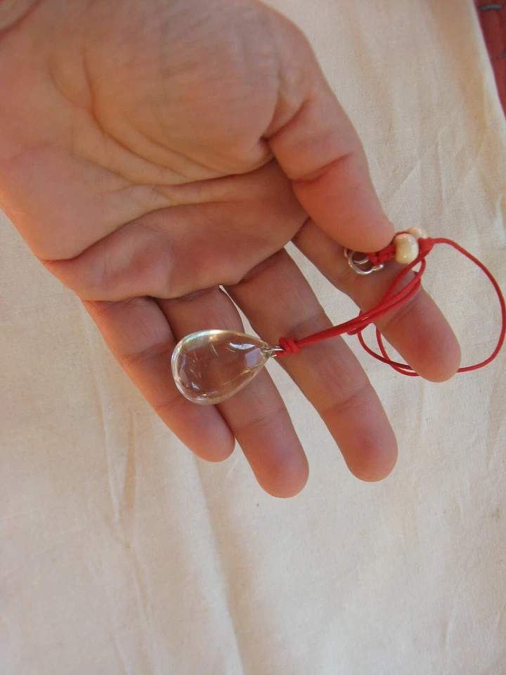 Pingente de quartzo e colar antigo de osso em cordão vermelho com fechos de prata feitos à mão - Imagem 4 de 4