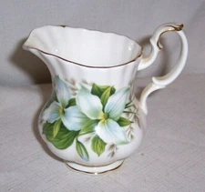 3 1/2 " TALL CREAMER ROYAL ALBERT TRILLIUM EMERALD GREEN FOLIAGE WHITE BLOSSOM