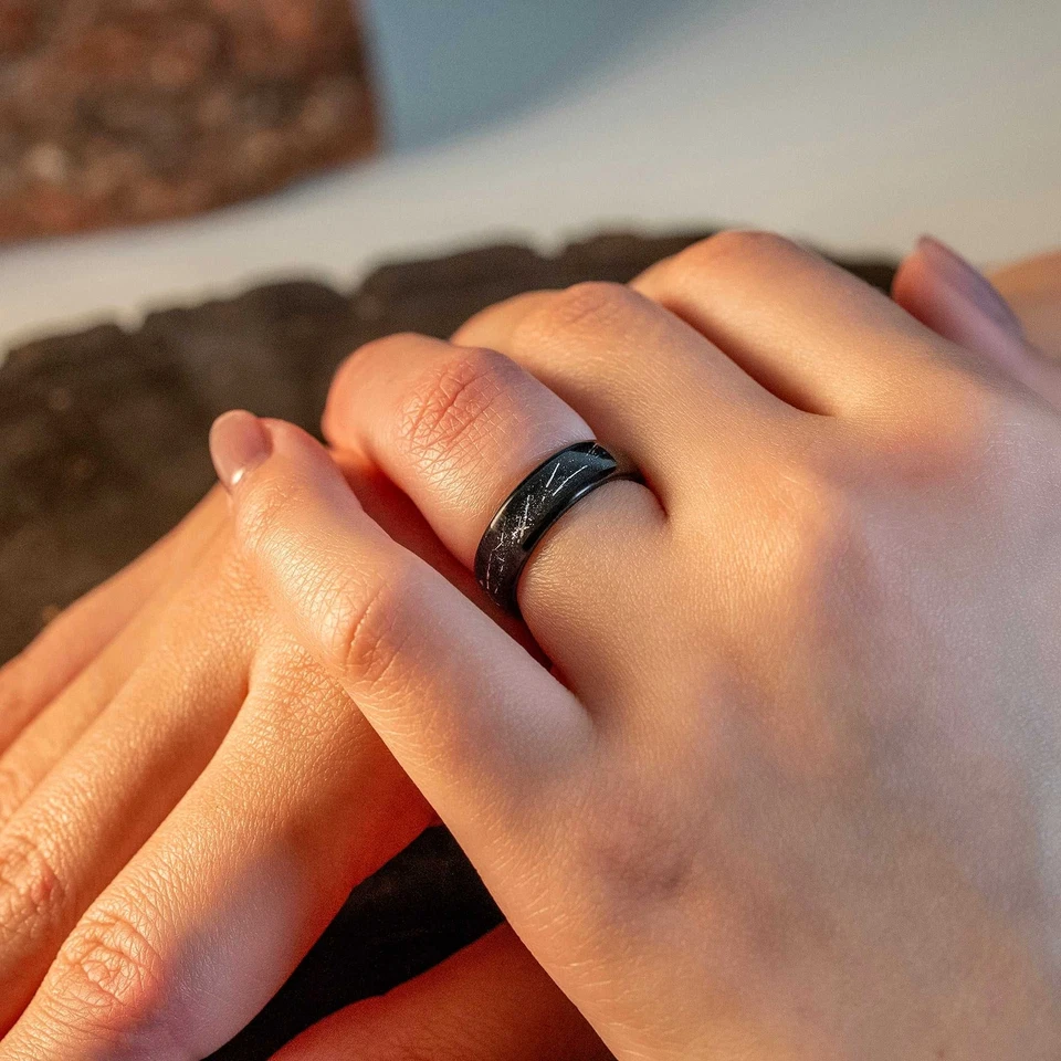 Alianza de boda delicada de tungsteno de meteorito galáctico negro para mujer de 6 mm Foto 4 de 4
