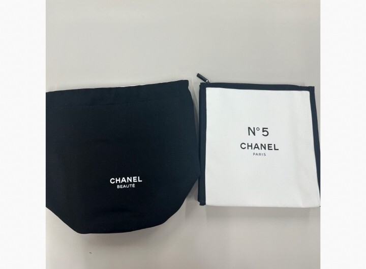 CHANEL LA COLLECTION ノベルティ 2023 CHANEL La Collection Black + No.5 White Novelty Pouch