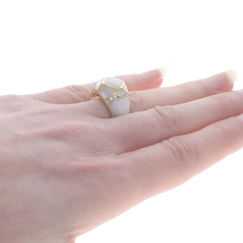 Anillo de oro amarillo madreperla circonita cúbica cúpula banda de cóctel con incrustación de 14 k talla 7 Foto 4 de 4