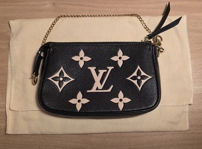 LOUIS VUITTON エピレザー シリンダー型ミニポーチ Louis Vuitton Lizard Mini Twist Crystal Embellished Black Shoulder