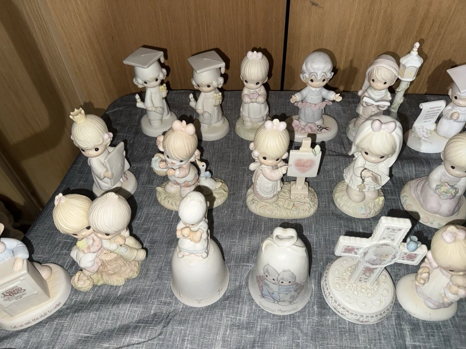 ENORME 62 piezas lote mixto campanas tazas juego de té platos estatuillas Precious Moments Foto 2 de 4