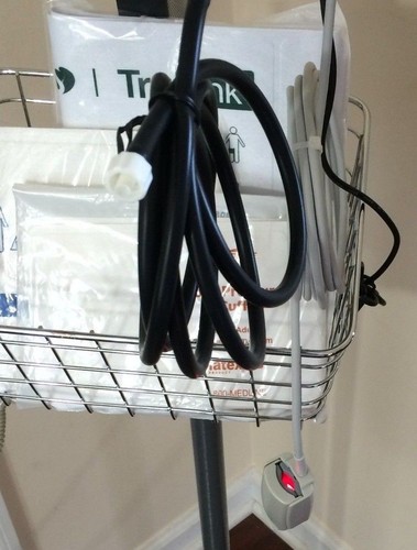 Welch Allyn 300 Series 53XXX monitor segni vitali nuovo con scatola supporto SpO2 Temp IV - Foto 8 di 12