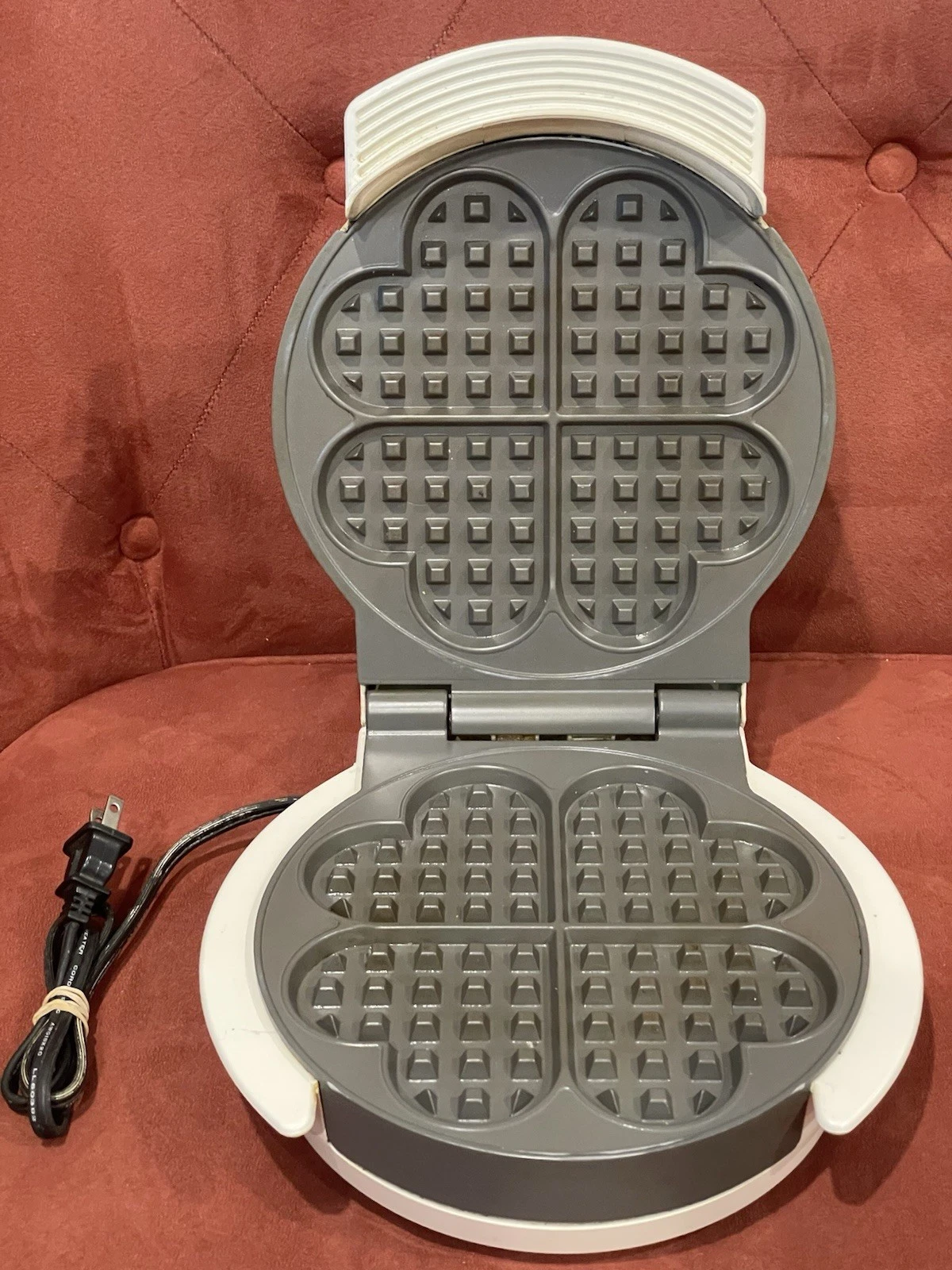 Heart Waffle Maker Black & Decker Sweet Hearts G12 TESTED WORKING Valentine Gift
Opens in a new wind
