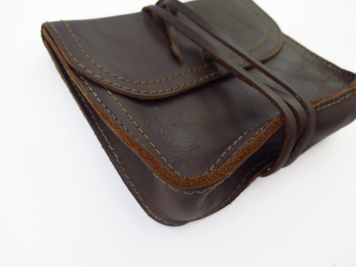 BOLSA CABLE CLÁSICA Saddleback Cuero 6.5"x5.5"x1.5" Café Oscuro Marrón DCB - Imagen 9 de 10