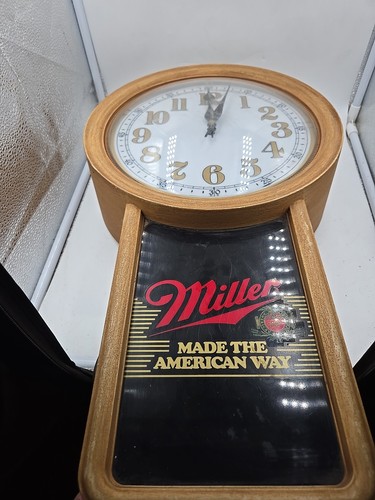 Vintage 1986 Miller Beer Made The American Way Lighted Beer CLOCK / SIGN - Picture 6 of 9