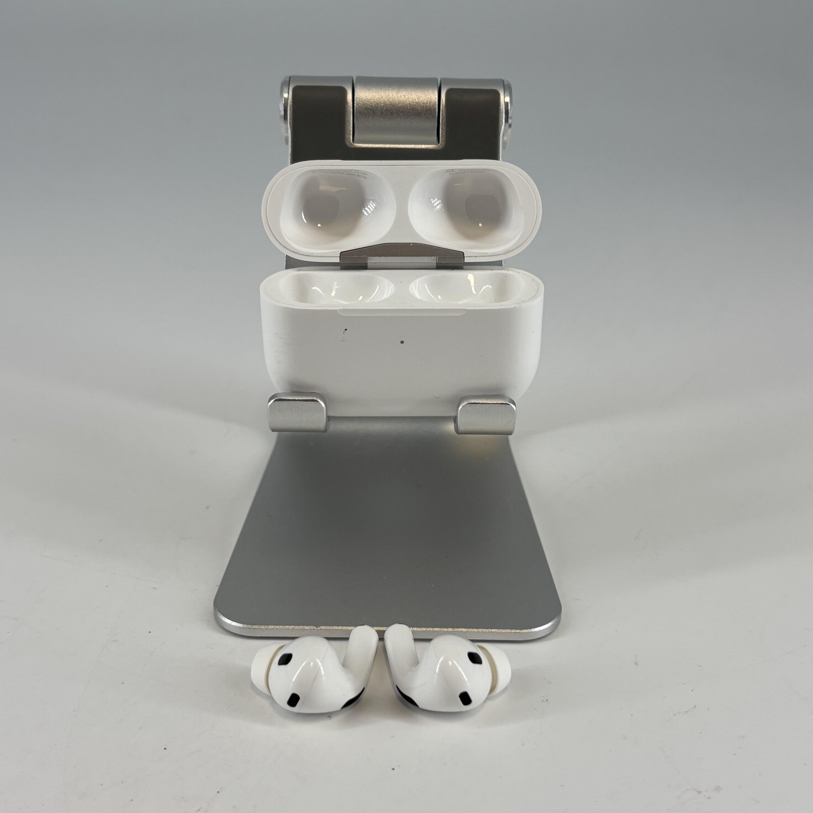 AirPods Pro (2nd Gen.) Lightning White w/ Charging Case - Very Good-image