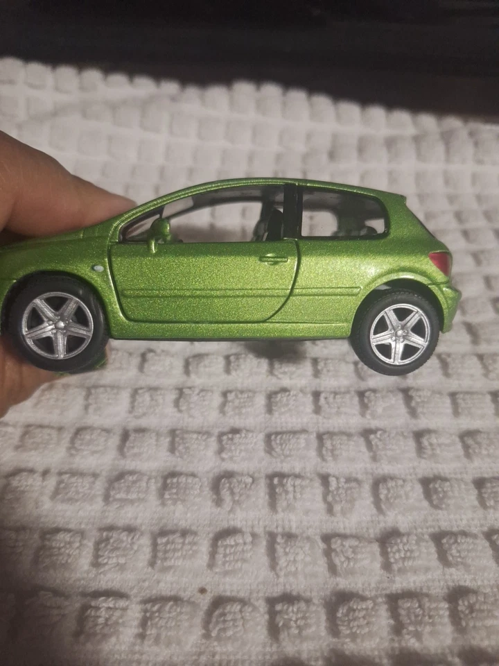 Peugeot 307 XSI 2001 modelo diecast escala 1/32 de Kinsmart - verde Foto 2 de 4