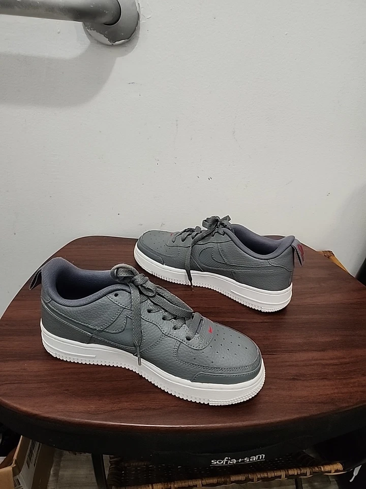 NIKE AIR FORCE 1 07 PREMIUM "JOYA A CASA Y LEJOS" GRIS VASTO TALLA 5.5Y [CK4392-002] Foto 3 de 4