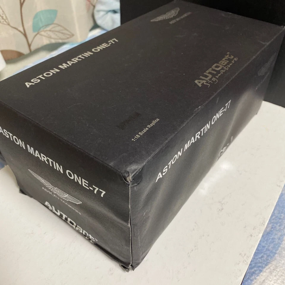 AUTOart 1/18 Aston Martin ONE 77 Signature Series modello pressofuso grigio s... - Immagine 3 di 4