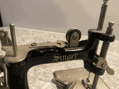 RARE SINGER 20(?) Miniature Child Toy Sewing Machine -older model, script minty - Picture 7 of 10