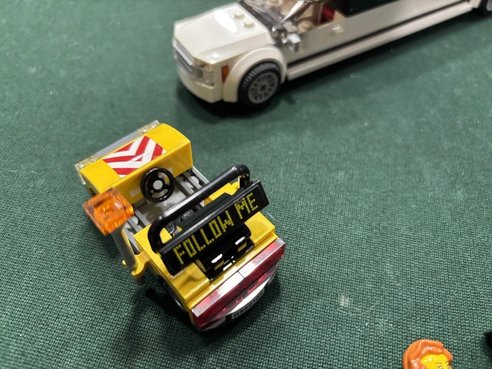 LEGO CITY: Airport VIP Service (60102) ~ Retired ~ Complete ~ with Manual ~ - Image 3 of 4