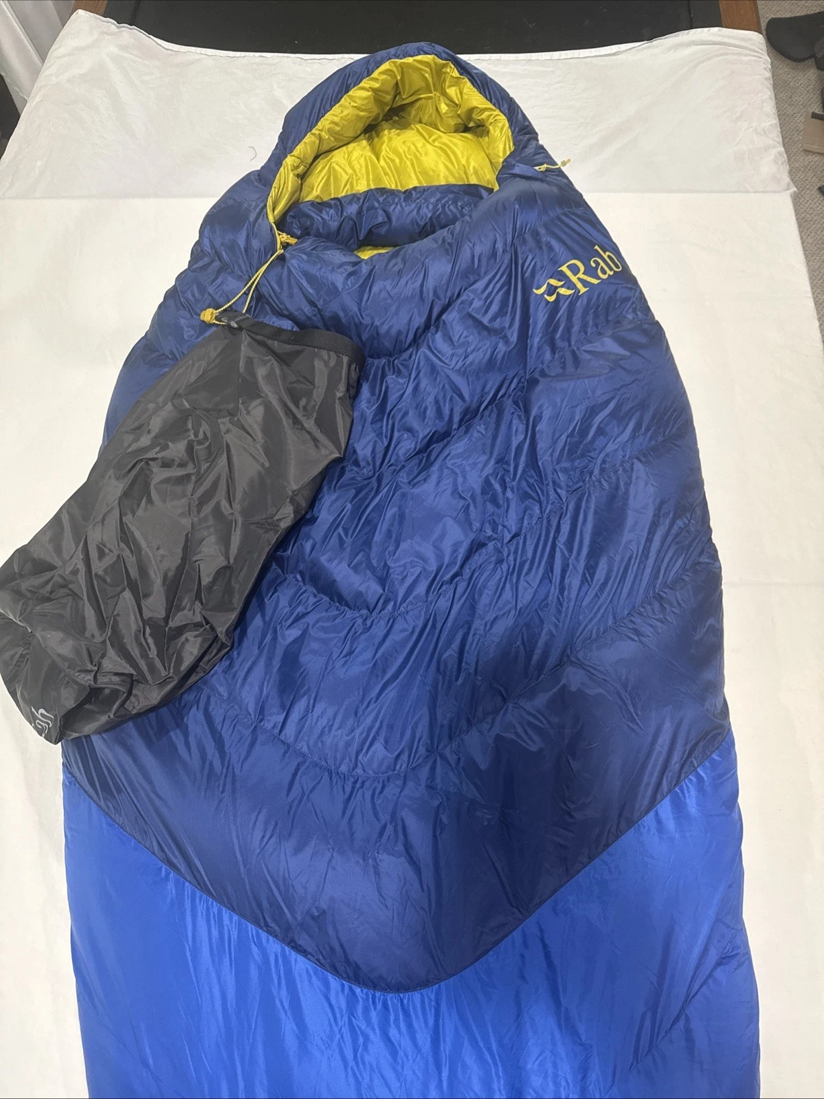 Rab Neutrino 600 XL Long Down Sleeping Bag - New with Tag (Torn Storage Bag)
Opens in a new window o