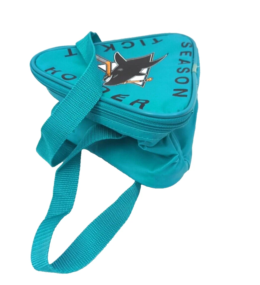 Bolsa de almuerzo aislada de la NHL con soporte para boleto de temporada de tiburones de San José de colección de los 90 Foto 3 de 4