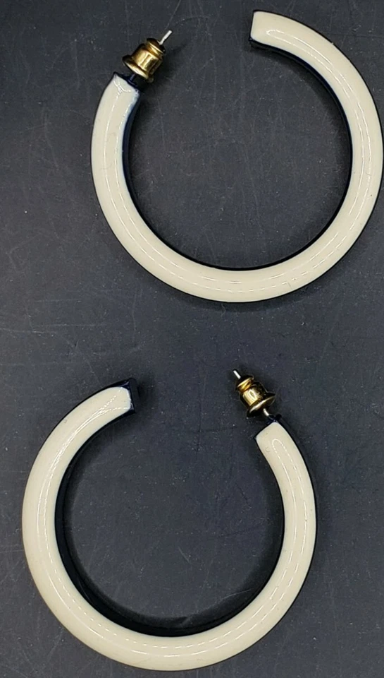 Темно-синий кремовый двойной цвет обруч Lucite Pin вверх серьги-кольца 1,5 дюйма - Изображение 3 из 3