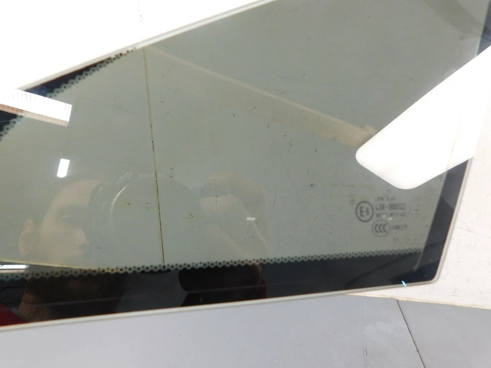 Aston Martin V12 Vantage S 2015 14-18 puerta izquierda ventilación vidrio #1954 C4 Foto 4 de 4