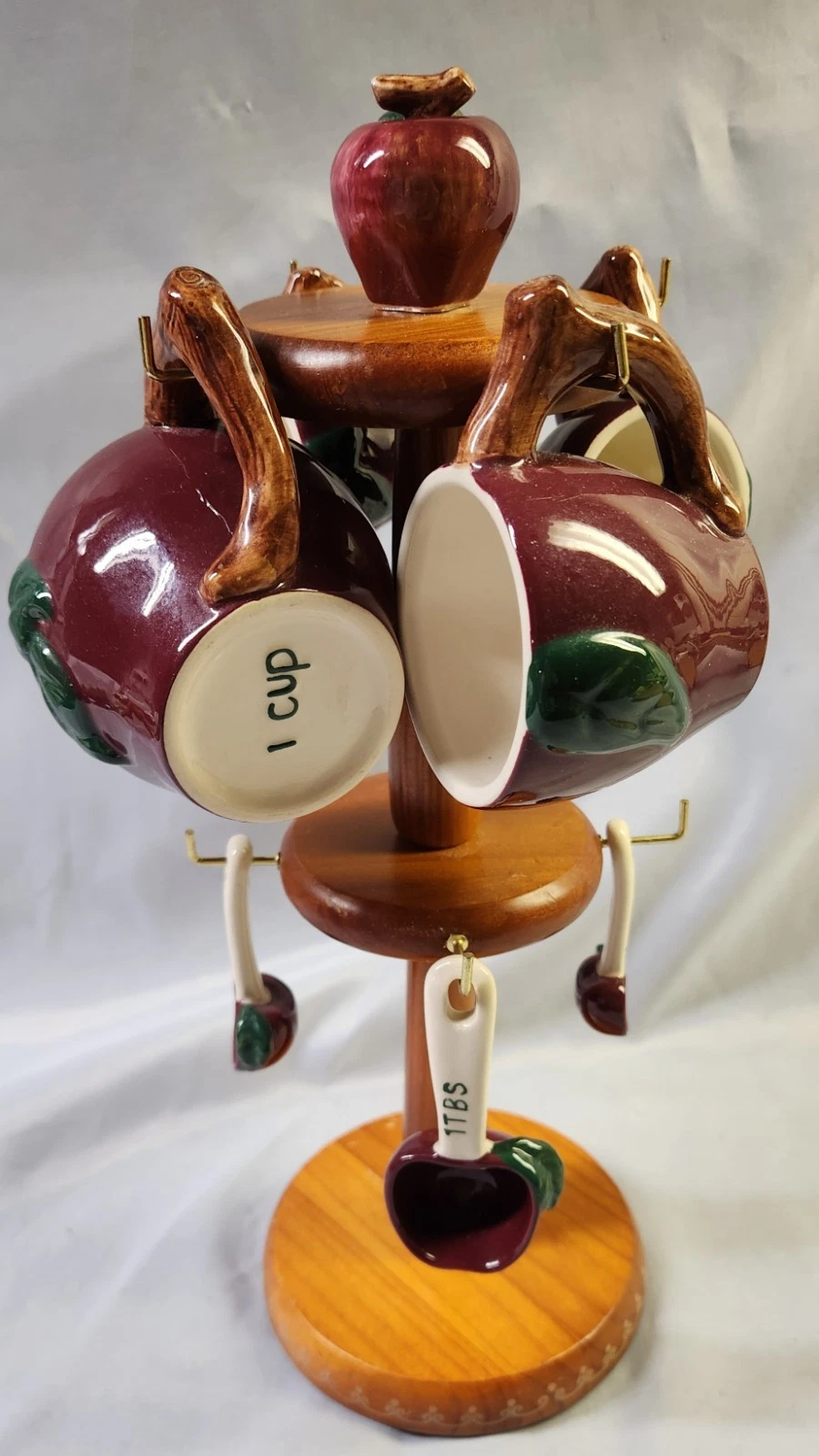 VINTAGE STONEWARE APPLE MEASURING CUPS & SPOONS and 14" WOOD HOLDER!