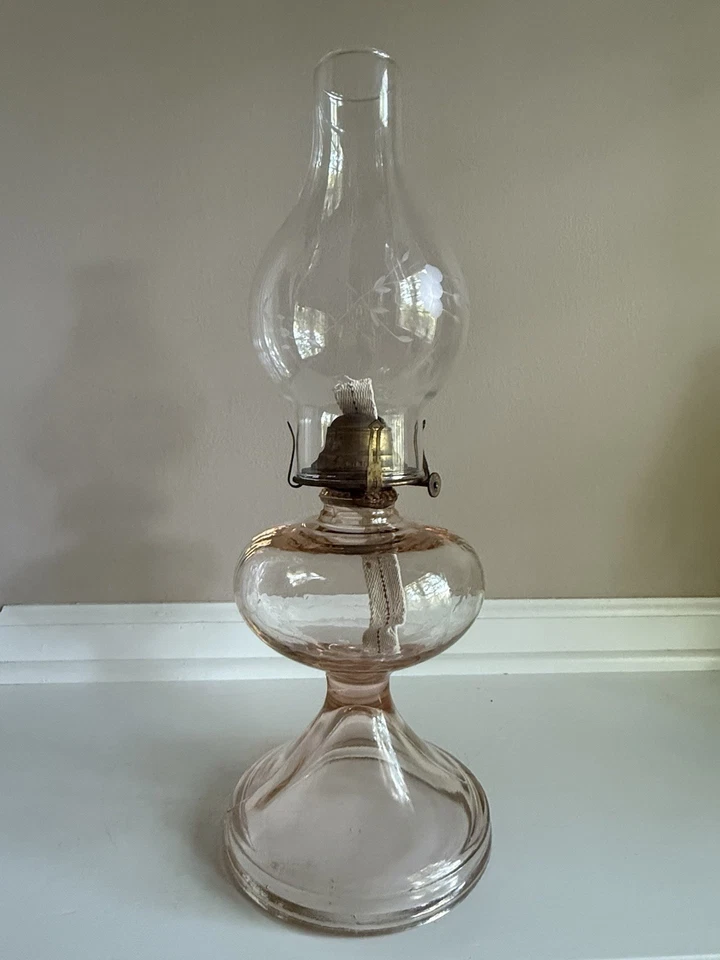 "Antigua lámpara de aceite de vidrio de manganeso rosa rosa con chimenea de vidrio grabado floral 17,5""" Foto 2 de 4