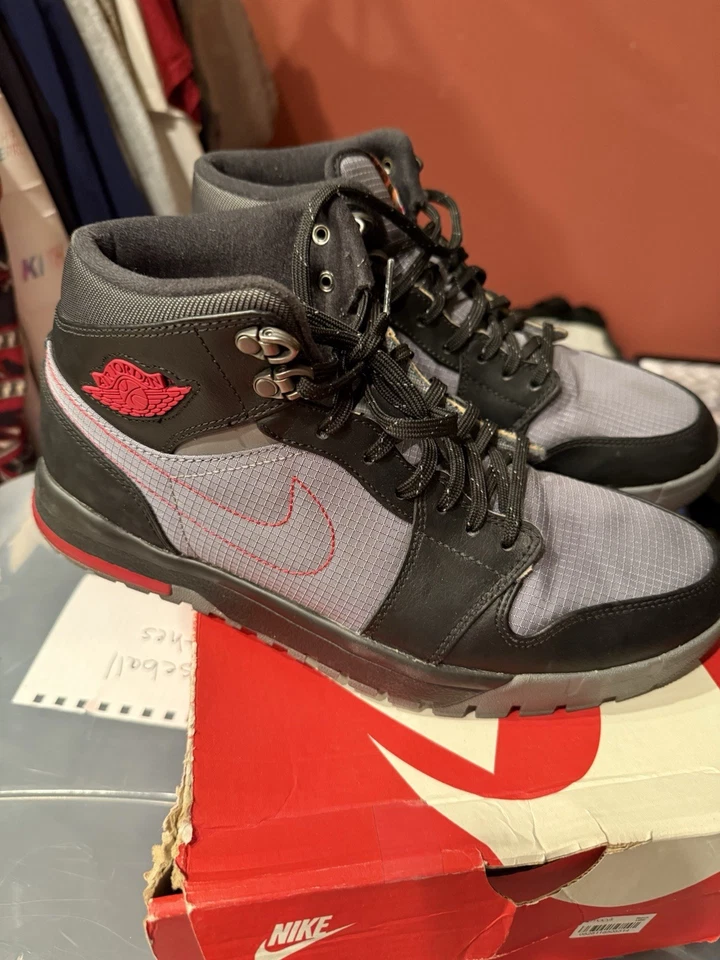Zapatillas Air Jordan 1 Trek Cool Gris Negro Rojo EE. UU. Talla 10.5 616344-004 Sin Caja Foto 2 de 4