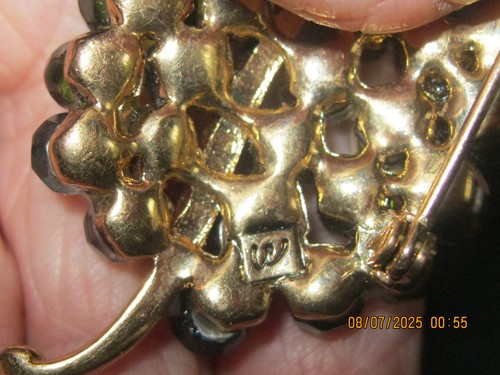 Signed LC Liz Claiborne Vintage BROOCH GRAPES? - Picture 3 of 3