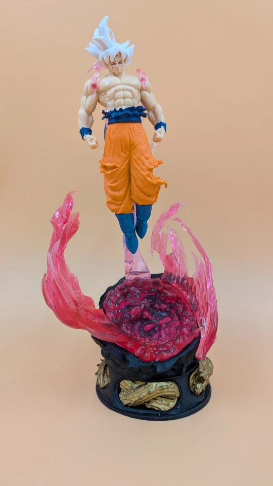 Son Goku Dragonball Figur (ca. 24 Cm Hoch + Eingebaute Lampe/Licht)