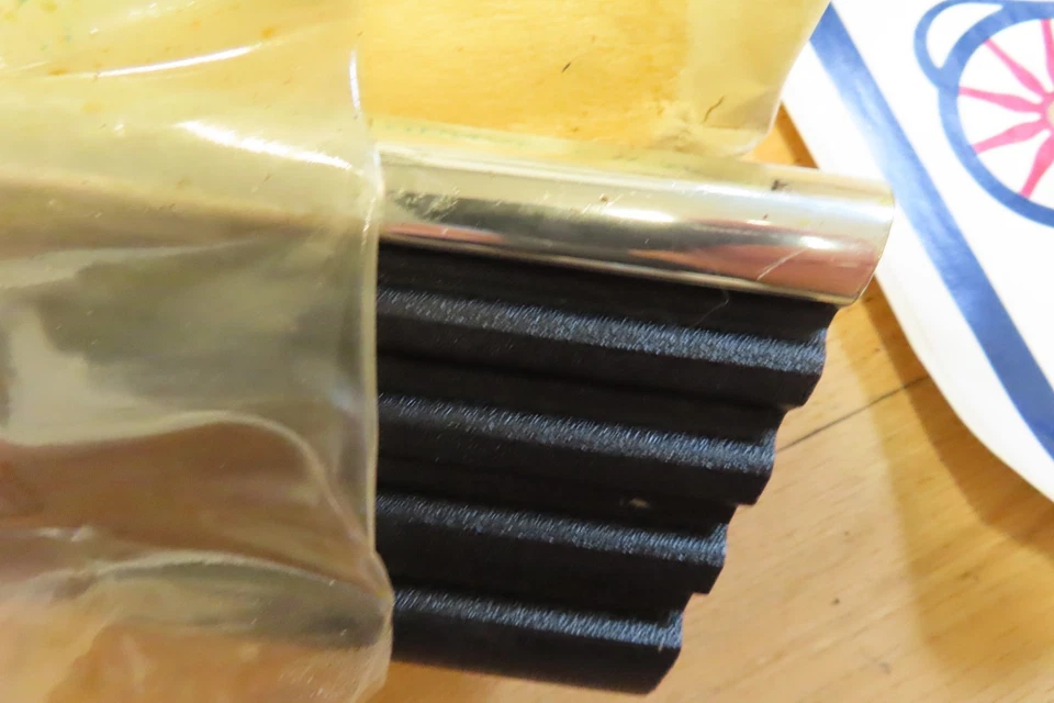 New GM OEM 1988 - 1998 Chevy GMC pickup truck box bed side molding NOS - Image 4 of 4