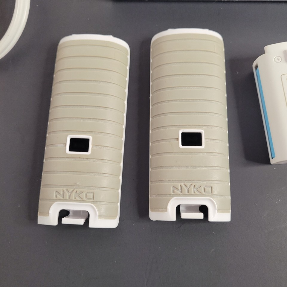 Nyko 87000A50Wii Remote Charging Docking Station w/ Batteries Free