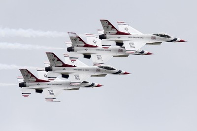 US Air Force Thunderbirds General-Dynamics F-16 colour photograph