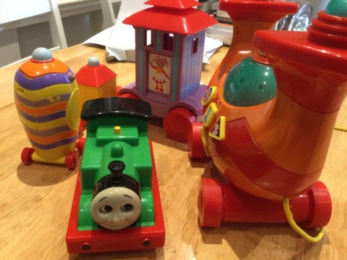 Toy train carriages and Thomas the Tank Engine 5 in Total - Picture 3 of 4
