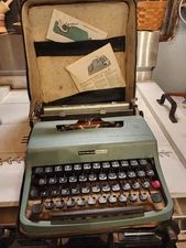 Potrable Typewriter Vintage/Retro Olivetti Lettera 32 
