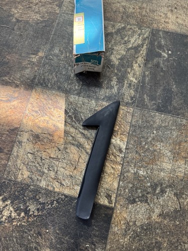 NOS 1982-92 CAMARO FIREBIRD TRANS AM FRONT WINDOW TRIANGLE WEATHERSTRIP RH