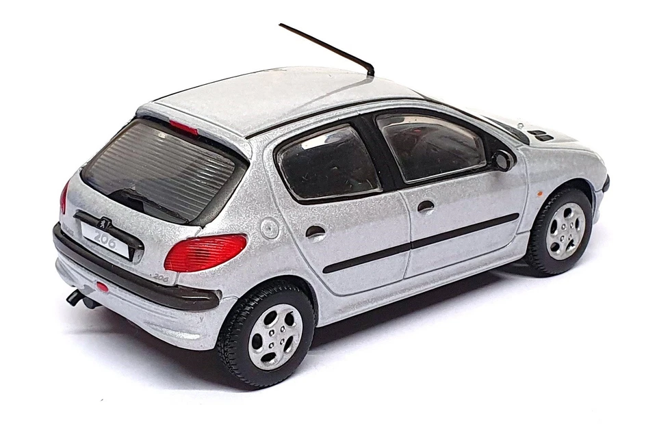 Norev escala 1/43 diecast 99206P - Peugeot 206XT Premium 1999 - plateado Foto 2 de 4