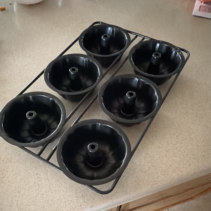 6-Cavity Mini Bundt Ring Cake Pan Non-Stick Metal Black 450°F 14x9in