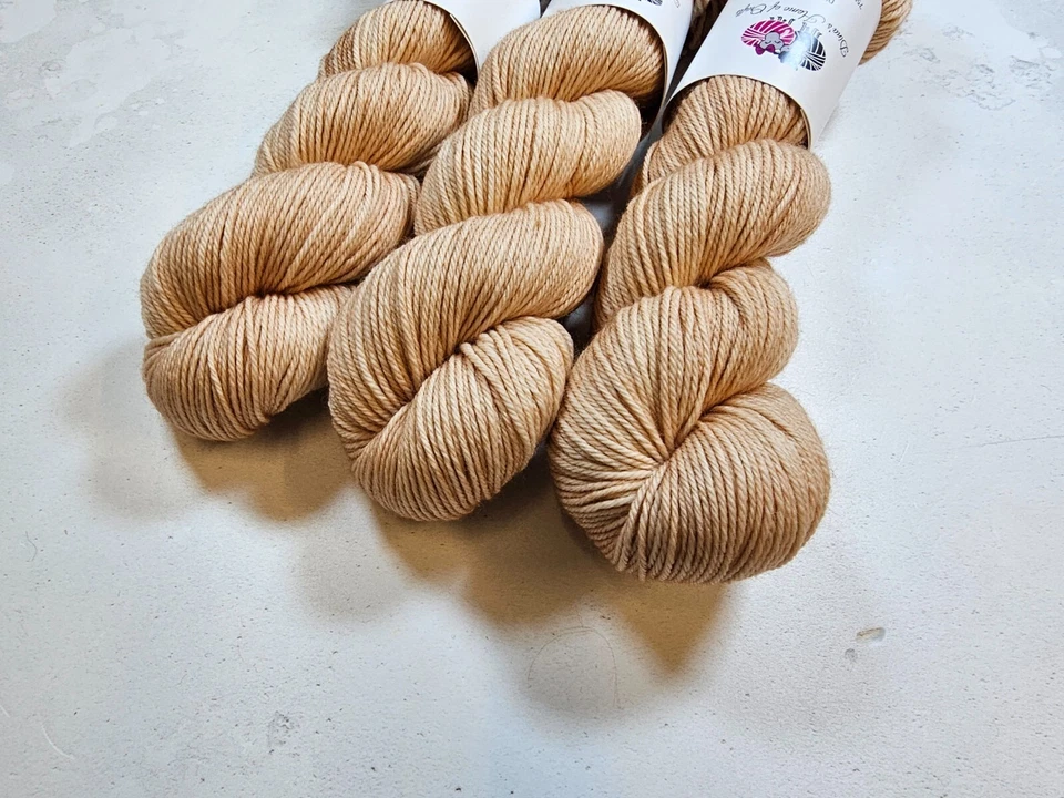 Hilo De Lana Merino / Nylon Teñido A Mano, Peso DK, 100g, LATTE - Imagen 2 de 4