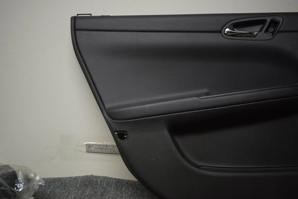 Chevrolet Impala 2009-2013 puerta interior trasera izquierda OEM de fábrica Foto 2 de 4