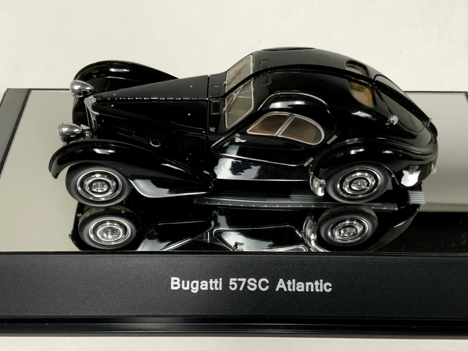 1/43 AutoArt Bugatti Type 57SC Atlantic Black with Disc Wheels 50946 TA120 - Image 2 of 4